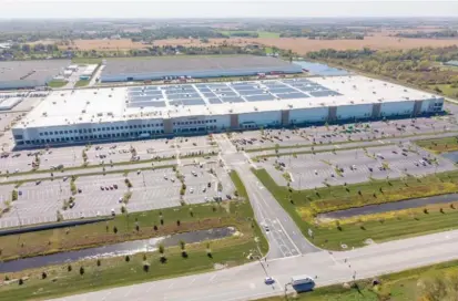  ?? BRIAN ERNST/SUN-TIMES ?? ABOVE: An aerial view of MDW7, the Amazon Robotics Fulfillmen­t Center in Monee.