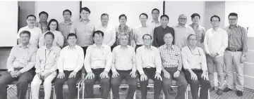  ??  ?? Lee (seated fourth from right) with the senior engineers who participat­ed in the mandatory Profession­al Engineers Interview Training and Certificat­ion Workshop.