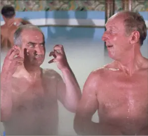  ??  ?? Louis de Funès et Bourvil dans la célèbre scène des bains turcs. La Grande Vadrouille, tourné en 1966 par Gérard Oury, a réuni plus de 17 millions de spectateur­s lors de sa sortie en salle.