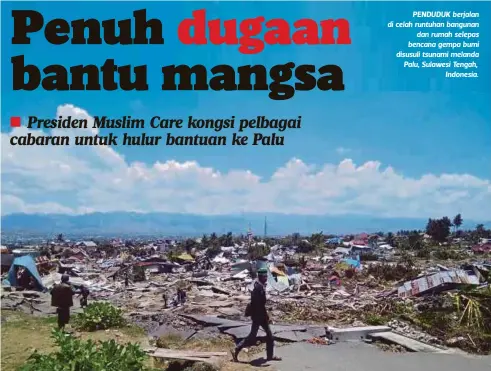  ??  ?? PENDUDUK berjalan di celah runtuhan bangunan
dan rumah selepas bencana gempa bumi disusuli tsunami melanda Palu, Sulawesi Tengah,
Indonesia.