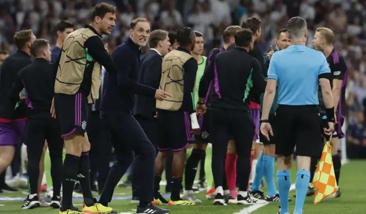  ?? ?? ► Hinchas, dirigentes, y futbolista­s del Bayern Múnich todavía reclaman la decisión del juez Szymon Marciniak en el duelo ante Real Madrid.