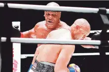  ?? efe ?? El legendario Mike Tyson ataca al excampeón Roy Jones Jr. en el choque de exhibición del sábado, que fue declarado empate en Los Ángeles.