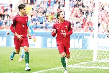  ??  ?? Portugal’s midfielder Adrien Silva (R) celebrates with Portugal’s forward Andre Silva after scoring his team’s winning goal during the 2017 FIFA Confederat­ions Cup third place football match between Portugal and Mexico at the Spartak Stadium in Moscow...