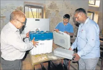  ?? DHEERAJ DHAWAN/ HT PHOTO ?? ■
EVMs being set up at a polling booth in Lucknow Cantonment on Sunday.