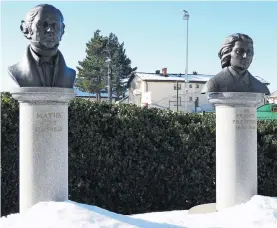  ?? ?? Pred osnovno šolo v Žirovnici stoji pet doprsnih kipov petih pomembnih mož v občini Žirovnica. Poleg Matije Čopa in Franceta Prešerna so to še Anton Janša, Janez Jalen in Fran Saleški Finžgar.