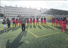  ?? FOTO: ÁLEX GALLARDO ?? Nacho Segura El segundo de Toni Almendros da órdenes a los jugadores