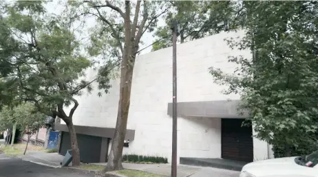  ??  ?? La presidenta del PRD, Alejandra Barrales, vive en una casa de las Lomas de Chapultepe­c que adquirió el 14 de agosto de 2014 mediante un crédito.