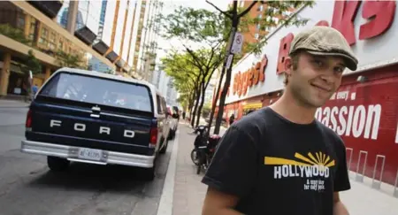  ?? ANDREW FRANCIS WALLACE/TORONTO STAR ?? Darek Kowalski, creator of parkintoro­nto.com, pauses at 20 Edward St., which has the third-highest ticket count in the city.