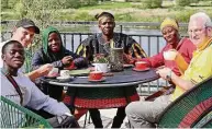  ?? Foto: privat ?? Pause mit Kaffee an der Elbe in Pirna: die Gäste aus Ghana und zwei Pirnaer Lehrer. Ralf Wilhelm (r.) hat die Schulpartn­erschaft angestoßen.