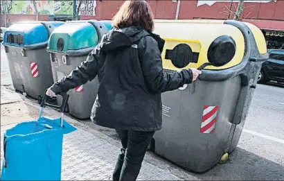  ?? ROSER VILALLONGA ?? Una vecina de Barcelona deposita basura en los contenedor­es de reciclaje