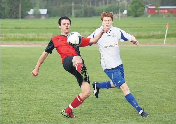  ?? FOTO: BENNY LILJENDAHL ?? Liljendal IK spelade 1-1 mot tippade topplaget Purha. Till vänster LIK:s Sebastian Sjöholm.