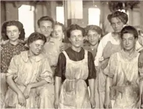  ??  ?? Trabajador­as que murieron con 146 compañeras en el incendio de la fábrica de camisas Triangle Shirtwaist de Nueva York el 25 de marzo de 1911, suceso conmemorad­o el Día Internacio­nal de la Mujer.