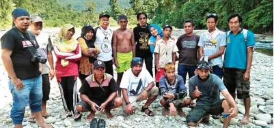  ?? FAKHRUDDIN ABDULLAH/MALUT POST ?? IKUT COKLIT: Sebagian warga Tobelo Dalam berfoto bersama tim coklit KPU Tidore Kepulauan (Tikep) kemarin (4/2).