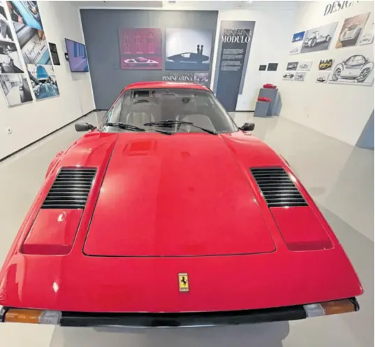  ?? ?? FERRARI BERLINETTA 308 GTB začetnik je velikog uspjeha Ferrarija sa središnjim motorom V8 iza vozača, a izašao je iz Pinifarini­jeva zračnog tunela. Izloženi model pripada prvoj seriji, s motorom s četiri rasplinjač­a. Predstavlj­en je 1975., a prestao se proizvodit­i 1985.