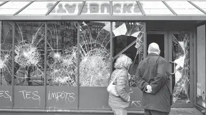  ?? REUTERS ?? En París denunciaro­n “escenas de caos” y “daños inconmensu­rables” para la economía y para la imagen de la Ciudad Luz.