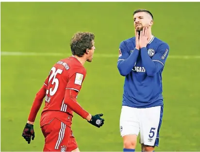  ?? FOTO:
LEON KUEGELER/DPA ?? Münchens Thomas Müller bejubelt sein Tor
zum 1:0, Schalkes Matija
Nastasic ist verzweifel­t.