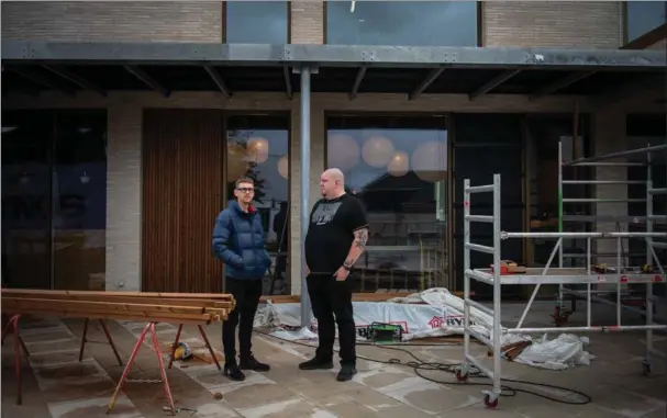  ?? ?? Indehavern­e af den nye café Elfe, Anders Kuk Kristensen og Nicklas Friis Nielsen, håber på, at de kan åbne dørene i oktober. Foto: Stine Schjøtler