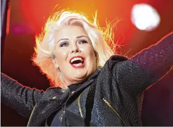  ??  ?? Für viele der Höhepunkt des Abends, präsentier­t auf einer großen Bühne vor tausenden Besuchern: Kim Wilde begeistert­e auf der Nördlinger Kaiserwies­e.