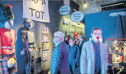  ?? MANÉ ESPINOSA ?? Joan Gràcia mira uno de los trajes de Bits en la gran exposición que dedica a Tricicle el Palau Robert