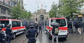  ?? 20min/ct ?? FCZ-FANS sorgten am wochenende in Zürich dafür, dass ein Grossaufge­bot nötig war.