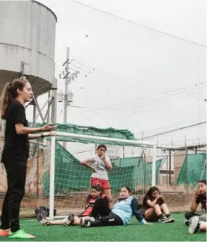  ?? CORTESÍA ?? Entre 50 y 60 mujeres de la Fundación Golees participar­on en la composició­n de una canción y la creación del video.