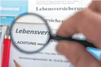  ?? FOTO: JENS BÜTTNER/DPA ?? Auch wenn Versichere­r ihre Lebensvers­icherungen verkaufen, drohen den Versichert­en keine Nachteile. Werden ihnen aber dann Angebote gemacht, lohnt es sich, genau hinzusehen.