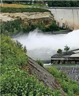  ??  ?? Auch der Schiffenen-Stausee im Kanton Freiburg hatte gestern mit den Wassermass­en zu kämpfen.