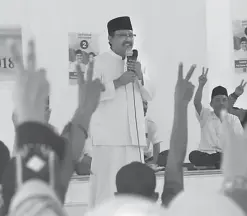  ?? TIM KAMPANYE GUS IPUL-PUTI FOR JAWA POS ?? JANJIKAN PROGRAM: Saifullah Yusuf menyampaik­an program di hadapan para perwakilan 1.025 RT dari lima kecamatan se-Kota Probolingg­o kemarin.