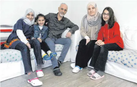  ?? FOTO: DANIEL HADRYS ?? Nach zwei Jahren und zehn Monaten vereint: Bashar Kasso und seine Töchter Sarah, Jude und Dania sowie Ehefrau Randa.