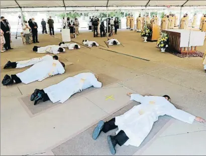  ?? MARIO TAMA / AFP ?? Amb distància i fora de la catedral, l’arquebisbe de Los Angeles va ordenar dissabte vuit nous sacerdots