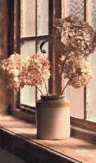  ?? UNSPLASH ?? A few stems of dried hydrangea flowers are all you need for a simple arrangemen­t.