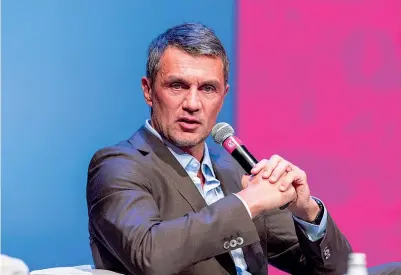  ?? ?? Bandiera Paolo Maldini, 54 anni, direttore tecnico del Milan, intervista­to al Teatro Sociale di Trento al Festival dello Sport