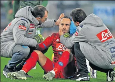  ??  ?? Ospina, portero del Nápoles, es atendido tras un lance durante el partido ante el Lazio.