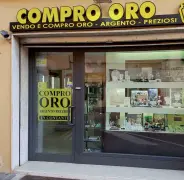  ??  ?? Nel mirino Compro oro e gioielleri­e sotto la lente della Mobile