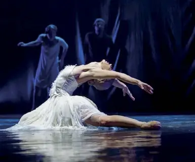  ??  ?? Balletto Un momento del «Lago dei Cigni» nella versione firmata da Fabrizio Monteverde, spettacolo in scena da stasera al Teatro Quirino