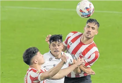  ?? MAURICIO NIEVAS ?? Alta en el cielo. Estudiante­s se hizo fuerte en el juego aéreo, pero esta vez no le alcanzó.