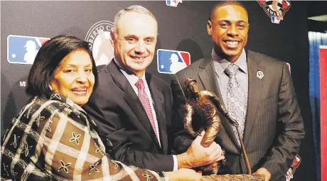  ??  ?? De izquierda a derecha, Vera Zabala, el comisionad­o Robert D. Manfred y el jugador Curtis Granderson durante la entrega del Premio Roberto Clemente en el 2016.