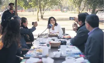  ??  ?? La candidata virtual de la coalición Por la Ciudad de México al Frente, Alejandra Barrales, se reunió con medios de comunicaci­ón, a quienes dijo que al interior de la alianza se ha planteado dar a conocer quiénes integraría­n su gabinete.