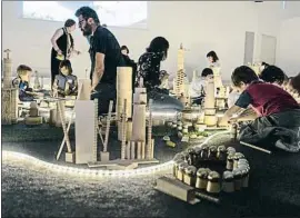  ?? CÉSAR RANGEL ?? Una imagen con niños y padres construyen­do La città infinita