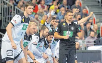  ?? FOTO: IMAGO ?? Geht doch: Handball- Bundestrai­ner Christian Prokop ( in Schwarz) beim Test gegen Tschechien.