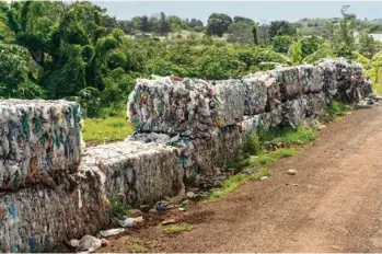  ??  ?? Sur l’île de Pâques, les déchets plastiques sont partout.