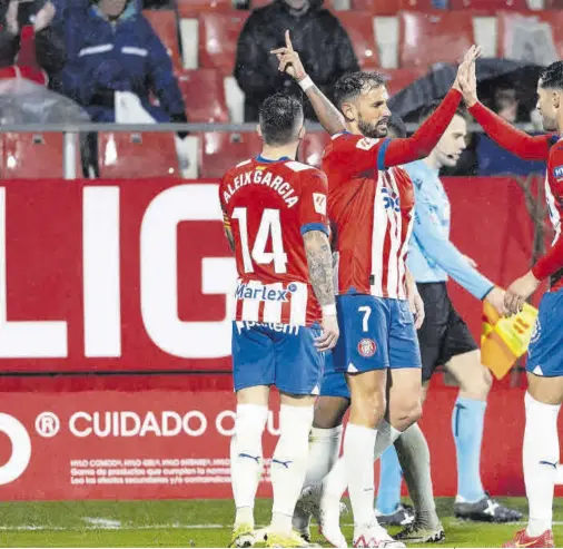 ?? // JAVI FERRÁNDIZ ?? Los jugadores del Girona recuperaro­n la sonrisa en Montilivi tras los sinsabores de las últimas jornadas