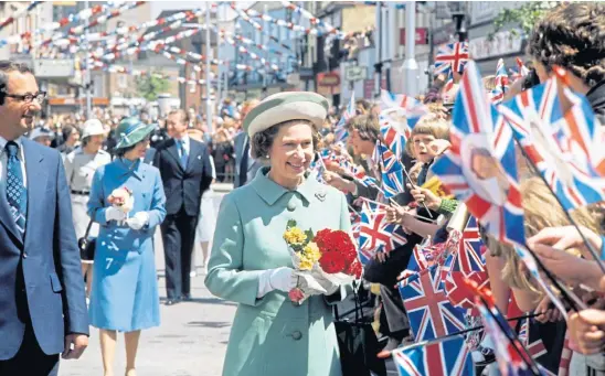  ?? ?? CROWNING MOMENT: The Queen attracts the crowds on her Silver Jubilee tour of the UK in 1977.