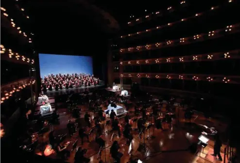 ??  ?? Platea e palcosceni­co del Teatro Massimo di Palermo sistemati per l’attività concertist­ica