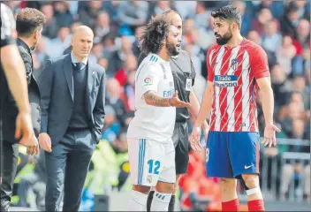  ?? FOTO: J.A. SIRVENT ?? Zinedine Zidane observa un intercambi­o de palabras entre Marcelo y Diego Costa