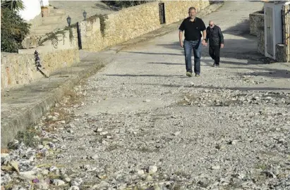  ?? Foto: Anne Thesing ?? Stephan Becsei (vorne) und José Bassim haben genug von holprigen Straßen.