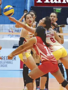 ?? ERNIE PENAREDOND­O ?? Power Smashers’ Vira May Guillema (right) tries to keep the ball in play with support from Charlene Morico Gilleg against Perlas Spikers Rupia Inck and Katherine Bersola in the Premier Volleyball League yesterday at the Filoil Flying V Arena.