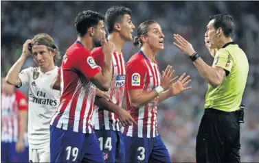  ??  ?? PROTESTA. Costa, Rodrigo y Filipe reclaman a Martínez Munuera por la jugada del penalti.