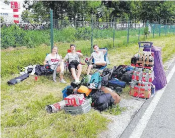  ?? FOTO: VALERIE GERARDS ?? Die Festivalfa­ns sind bereit für Southside in Neuhausen.