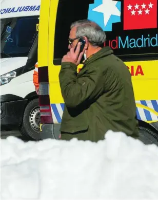  ?? LUIS DÍAZ ?? Llegada de enfermos a las Urgencias del Hospital La Paz de Madrid